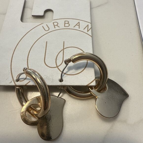 Urban Outfitters Lot of 8 Pairs GoldTone, Butterfly, Heart, Flowers Earrings NWT - Picture 3 of 9